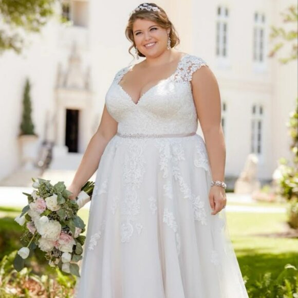 Stella York Romantic Lace Wedding Dress with Cameo Back - Picture 1 of 16